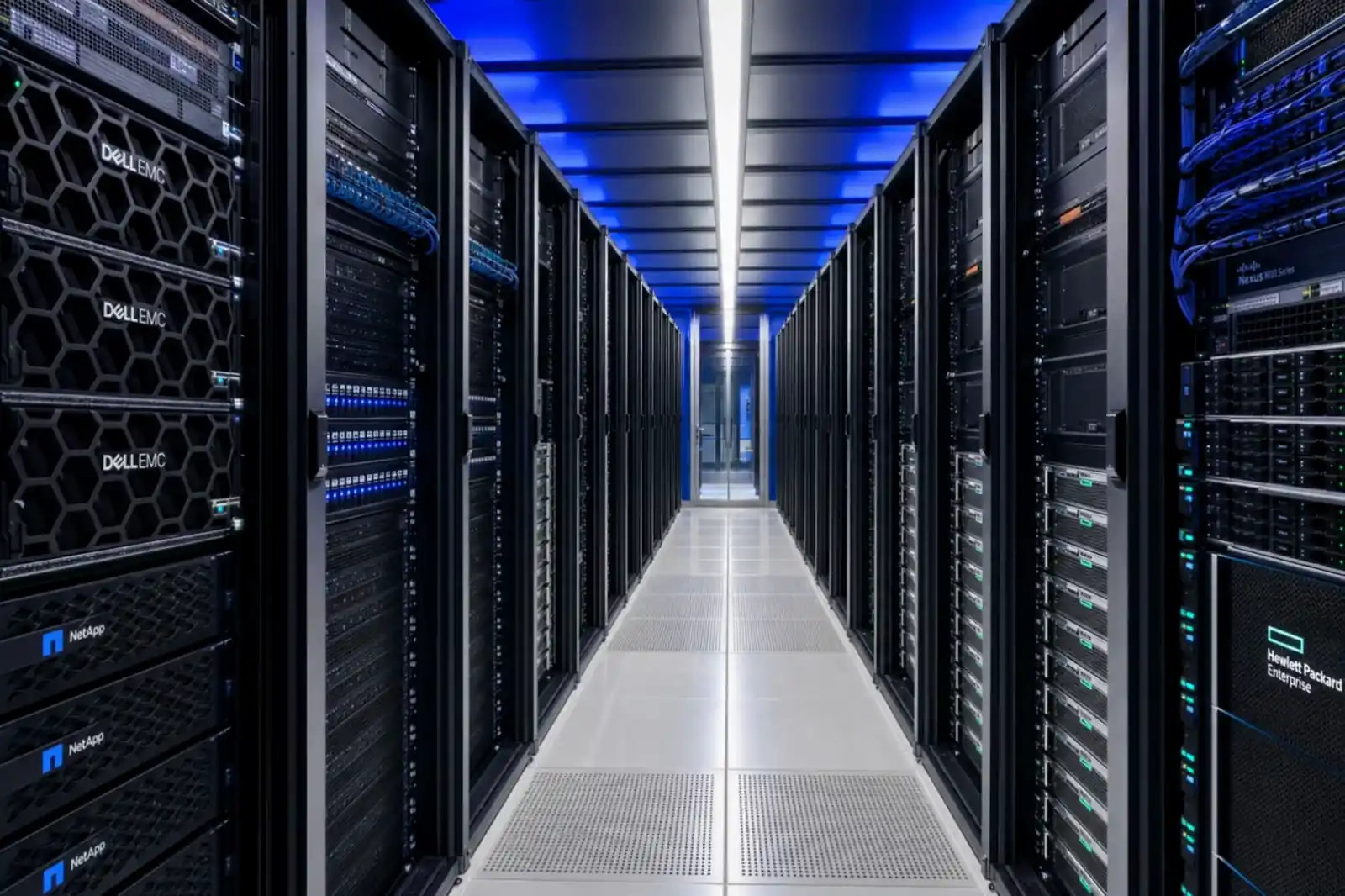 データセンターのサーバーラックとネットワーク機器