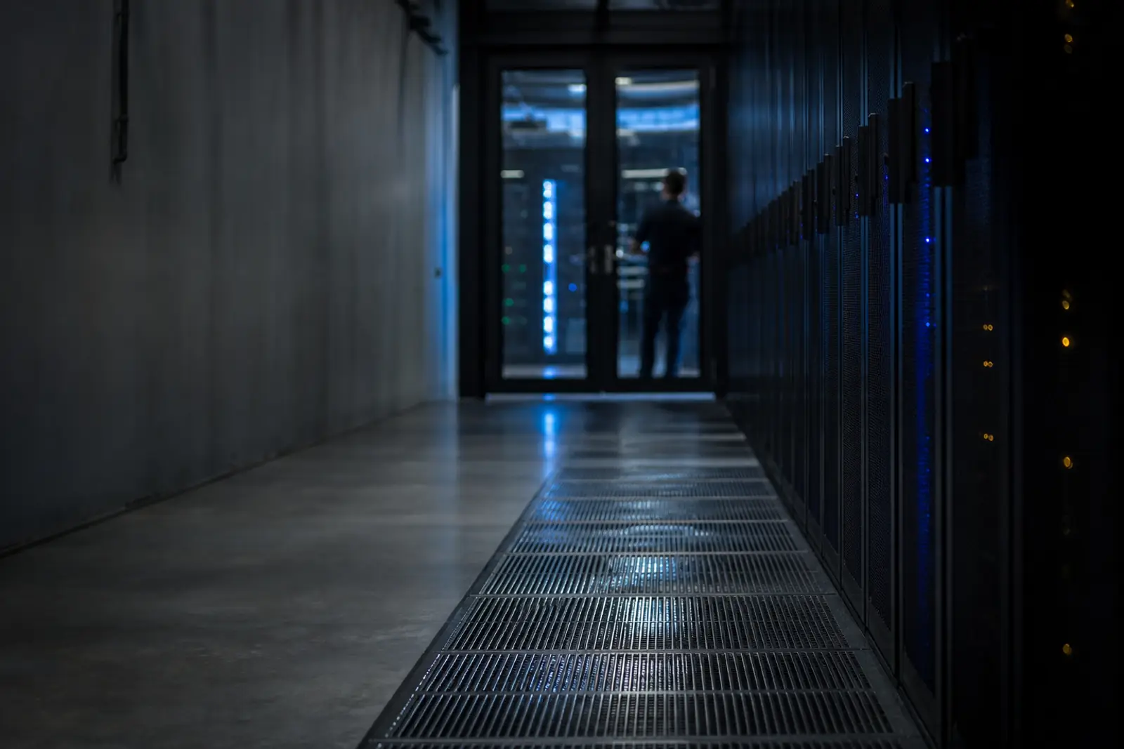 Dell EMC·NetApp·HPE 장비가 늘어선 데이터센터 서버 통로